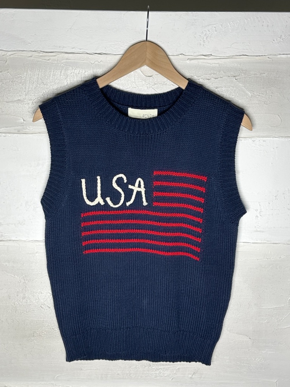 New USA sweater sleeveless vest Pinch. Flag. Size small. Navy
